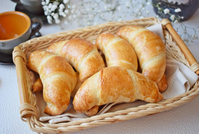 Puff pastry croissants with boiled condensed milk