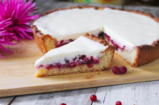Lingonberry and sour cream pie from shortbread