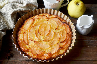Pie with caramelized apples