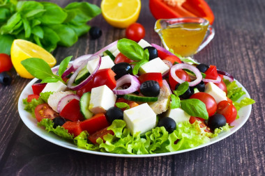 Greek salad with chicken classic