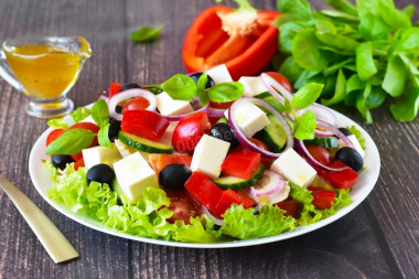 Greek salad with chicken classic