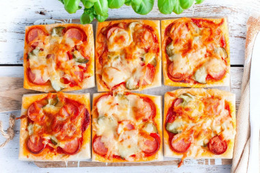 Mini puff pastry pizza