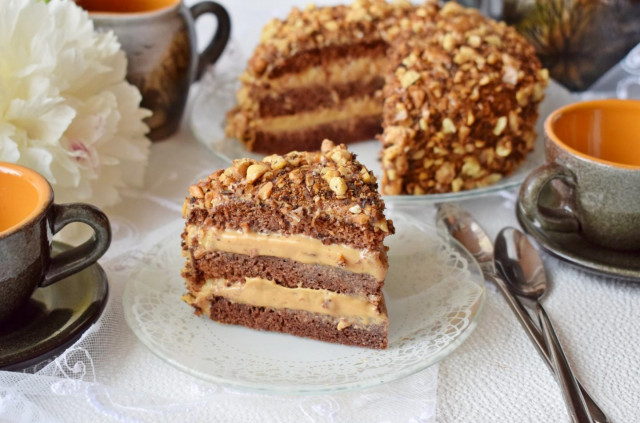 Cake with walnuts and boiled condensed milk