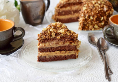 Cake with walnuts and boiled condensed milk