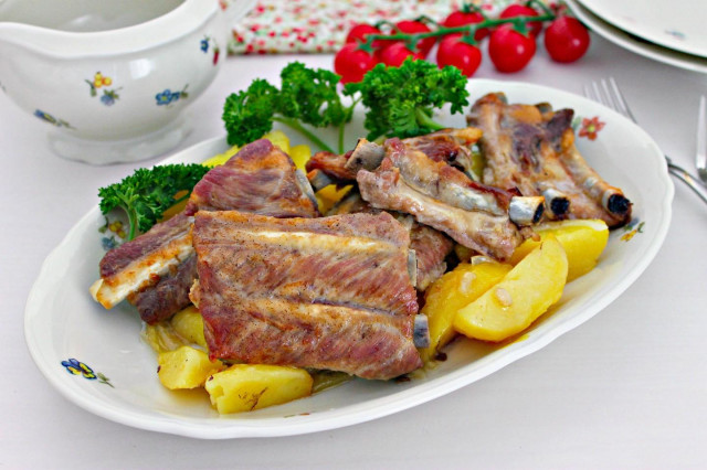 Pork ribs with potatoes in the sleeve