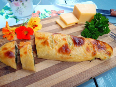 Puff pastry roll with cheese