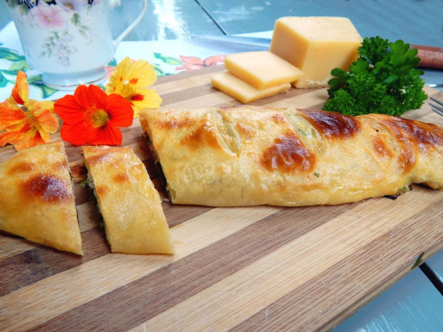 Puff pastry roll with cheese