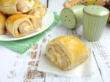 Chicken with cheese in puff pastry