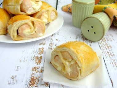 Chicken with cheese in puff pastry