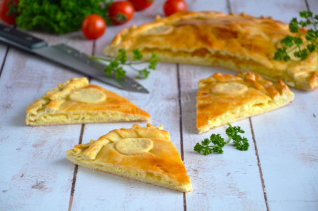 Yeast pie with cheese