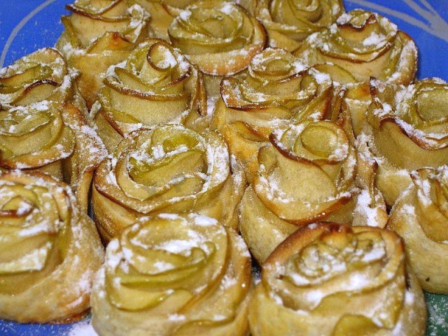 White Roses puff pastry dessert