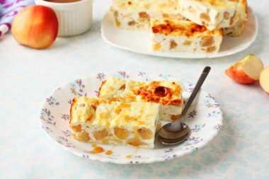 Casserole with apples and semolina curd