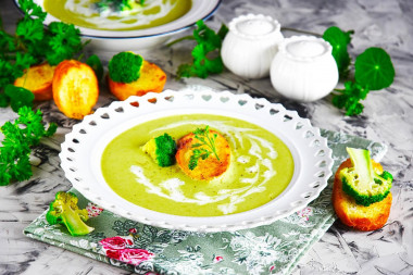 Cream broccoli soup with cream