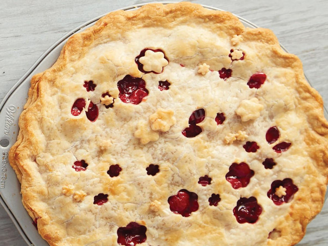 Cherry pie made from yeast dough