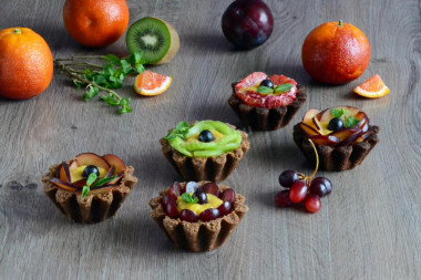 Sand baskets with fruit cakes