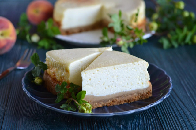 Cottage cheese cheesecake made of sour cream and cottage cheese
