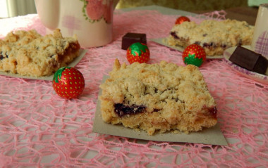 Quick eggless pie with jam for tea