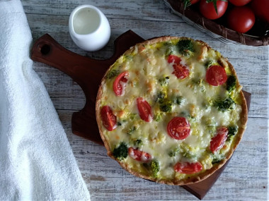 Quiche with chicken and broccoli