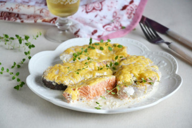 Red fish with cream