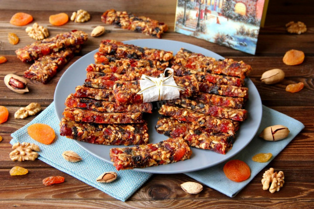 Dried fruit and nut bars with your own hands