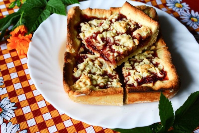 Grated shortbread pie with raspberry jam