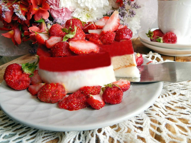Strawberry mousse cake