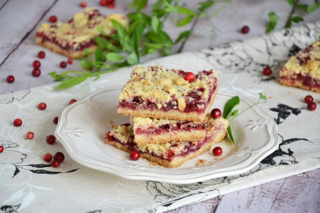 Shortbread cake with cranberries
