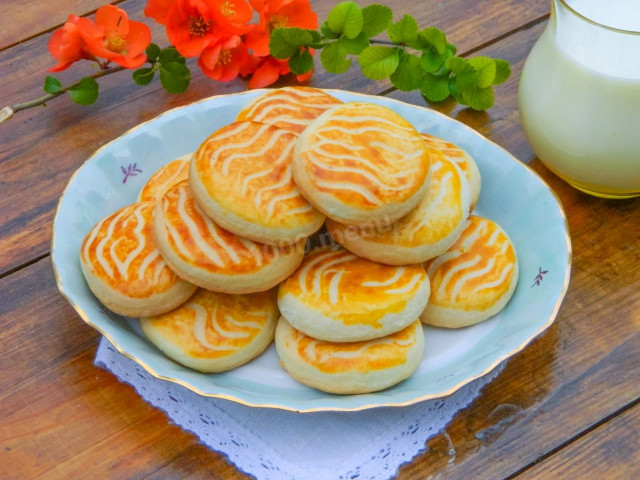 Simple cookies with milk