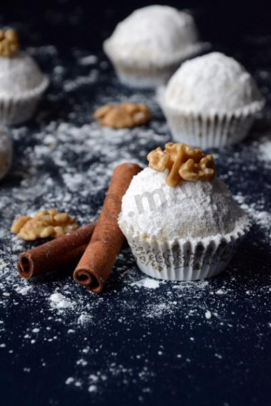 A snowball cookie melts in your mouth