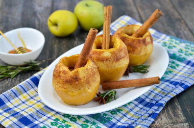 Baked apples with honey and cinnamon