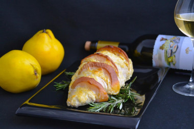 Chicken fillet stuffed with quince