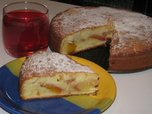 Pie with fresh peaches