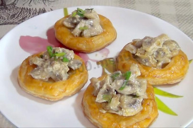 Puff pastry baskets stuffed with mushrooms