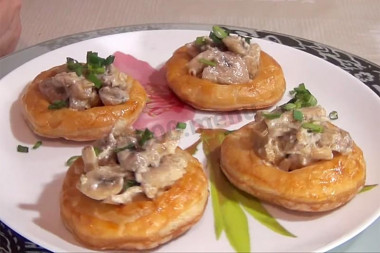 Puff pastry baskets stuffed with mushrooms