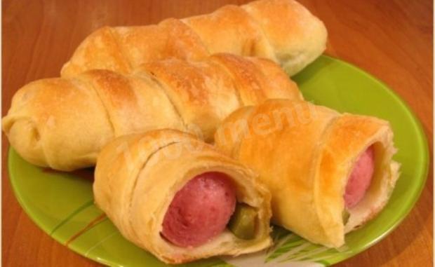 Sausages in ready-made puff pastry in the oven