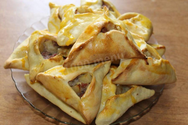 Echpochmak triangles with chicken and potatoes