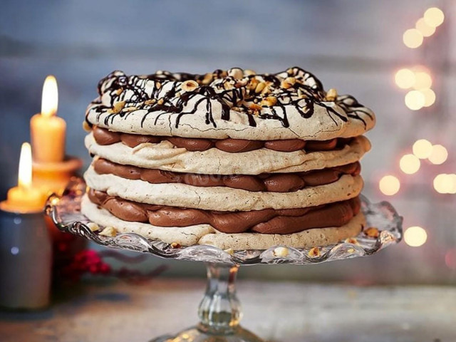 Meringue and nuts cake