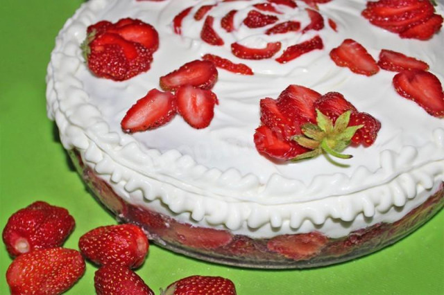 Cottage cheese strawberry cake with jelly and cream