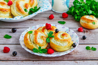 Buns buns with cottage cheese from yeast dough