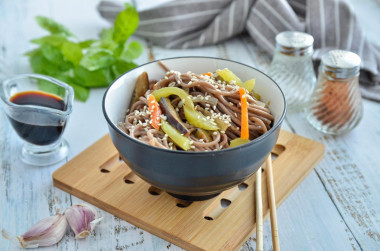 Buckwheat noodles with vegetables
