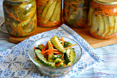 Korean cucumber salad for winter with carrots