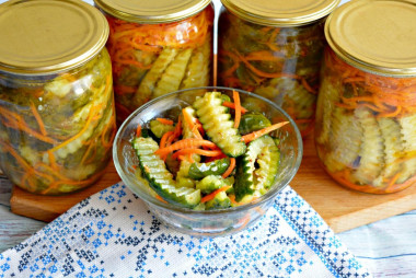 Korean cucumber salad for winter with carrots