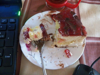 Curly sponge cake with cream, strawberries and chocolate