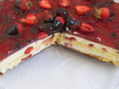 Curly sponge cake with cream, strawberries and chocolate