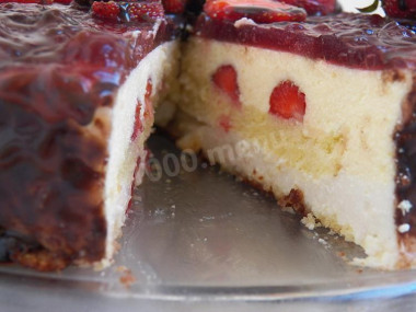 Curly sponge cake with cream, strawberries and chocolate