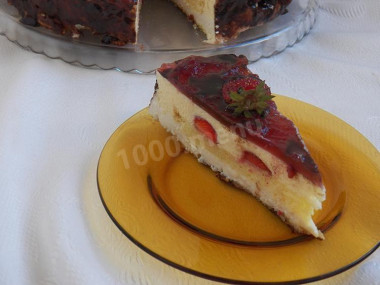 Curly sponge cake with cream, strawberries and chocolate