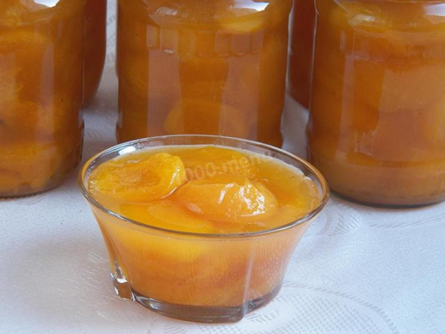 Apricot jam with pitted slices