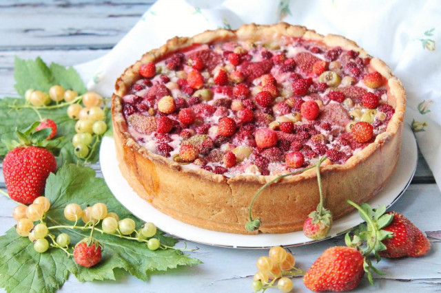 Aspic pie with berries and sour cream