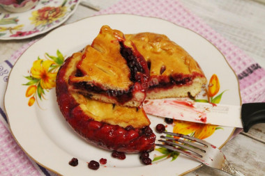 Yeast cake with cranberries