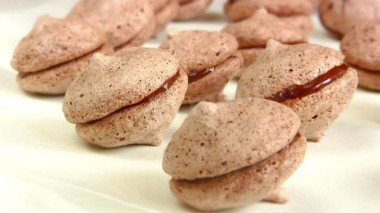 Chocolate meringue cookies with cocoa